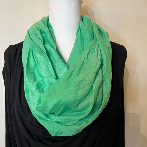 NWT green  infinity scarf so many looks from one accessory - Picture 3 of 6